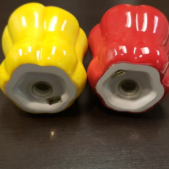 NWOT Ceramic Yellow & Red Pepper Shakers - Picture 4 of 4